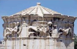 Particolare dell'orologio di Andronikos di Kyrrhos con le raffigurazioni a rilievo dei venti e dei loro simboli - Fonte: Gnto