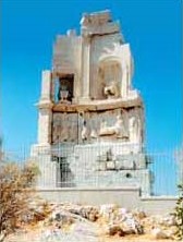 Il monumento funebre di Filopappo ornato con decoraioni a rilievo - Fonte: Gnto