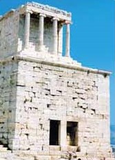 Fronte occidentale del Tempio di Atena Nike. Nella parte inferiore c'è un piccolo santuario a doppia nicchia - Fonte: Gnto