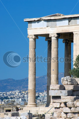 Particolare del tempio di Atena Nike con veduta di Atene dalla rocca dell'Acropoli